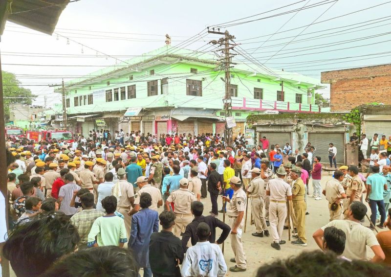 जिला कलक्टर और पुलिस अधीक्षक ने मौके पर पहुंच कर दोनों पक्षों से काफी देर तक समझाइश की। दोनों पक्ष अपनी-अपनी बात पर अड़े रहे। करीब चार घंटे की जद्दोजहद के बाद पुलिस बल के साथ पथ संचलन निर्धारित मार्ग से गुजरा।