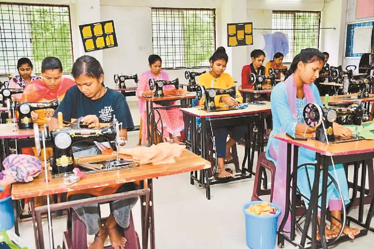 नियद नेल्ला नार योजना बनी बदलाव का माध्यम, आत्मसमर्पित माओवादियों को मिल रहा नया
जीवन
