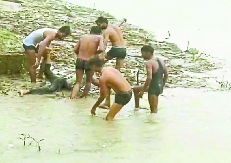 रक्षाबंधन पर्व पर एक भाई अपनी बहनो से हमेशा के लिए दूर हो गया। नदी दरवा•ो स्थित रेणुका नदी के पुल के पास शुक्रवार सुबह एक युवक की नदी में डूबने से मौत हो गई। पुलिस कर्मियों व गोताखोरों ने ग्रामीणों के सहयोग से रेस्क्यू कर डूबे युवक को बाहर निकाला।