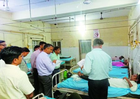 कलक्टर तोमर ने नई ओपीडी ङ्क्षवग में चल रहे कार्यों की धीमी गति पर नाराजगी व्यक्त करते हुए कार्य में तेजी लाने के निर्देश दिए।