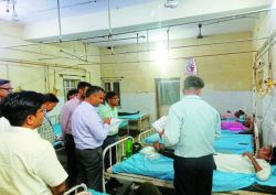 कलक्टर ने किया अस्पताल का निरीक्षण, लापरवाही पर 5 को चार्जशीट पकड़ाई - image
