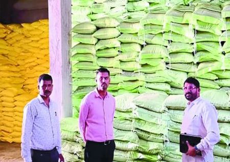 इस दौरान आदान विक्रेताओं के गोदामों में रखे यूरिया एवं डीएपी उर्वरकों के स्टॉक का पोस मशीन में दर्ज स्टॉक से मिलान किया गया। साथ ही स्टॉक रजिस्टर एवं बिल बुक का भी गहन परीक्षण किया गया।