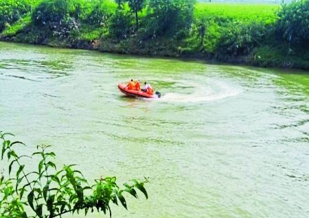 कोहनी के समीप बह रही अंधेरी नदी में मंगलवार को बहे 61 वर्षीय व्यक्ति का शव तीसरे दिन गुरुवार को एसडीआरएफ की टीम ने खोज निकाला। उसे रेस्क्यू कर नदी में खोजने के लिए कवाई पुलिस व एसडीआरएफ की टीम तीन से प्रयास कर रही थी।