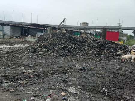 The fight that started in the municipality over garbage has now spread from homes to roads