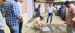 खिड़की की ग्रिल खोल घर के अंदर डकैती डालने पहुंचे आरोपी, परिवार के जागने पर कर
दिया हमला, सिर में आई चोट - image