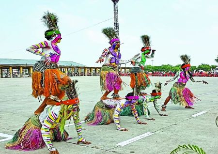 शिक्षा के द्वारा वर्तमान में जनजाति आदिवासियों की तस्वीर बदल रही है। एक तरफ शिक्षा, स्वास्थ्य और आर्थिक अवसरों में सुधार के साथ, कुछ आदिवासी समुदायों में जीवन स्तर में सुधार देखा जा रहा है।