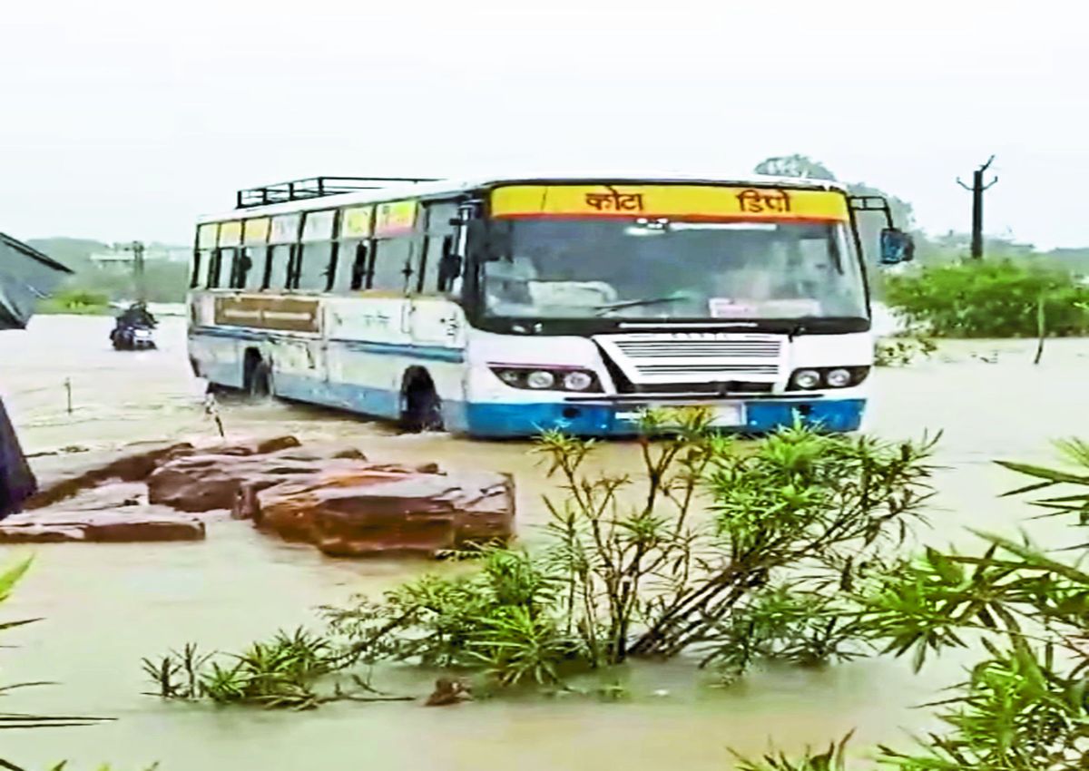 जिले में लगातार दूसरे दिन शुक्रवार को बादल मेहरबान रहे। जिले के कई हिस्सों सहित शहर में तडक़े से बारिश का सिलसिला शुरू हुआ जो दोपहर बाद तक जारी रहा। तेज हवा के साथ हुई तूफानी बारिश कहर बनकर टूटी।