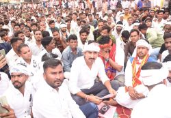 आदिवासी दिवस कार्यक्रम में हंगामा, पुलिस पर पथराव, बल प्रयोग कर खदेड़ा - image