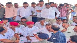 धरना देकर किया विरोध प्रदर्शन: जमकर की नारेबाजी, अधिकारियों की समझाइश पर माने - image