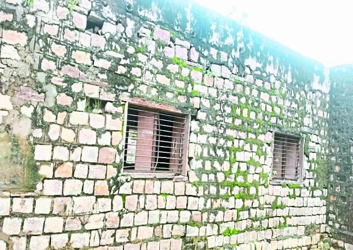 स्कूल में लगभग के 10 से 11 कमरे बने हुए है। तहसीलदार को अधिकारियों ने यहां कर इस स्कूल की जर्जर हालत देखकर सभी कमरो को बंद करवा दिया है।