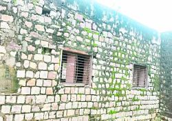 स्कूल के जर्जर हाल, काल के गाल में कैसे भेजे माएं अपने लाल - image