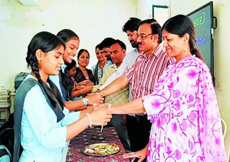 इस बार भद्रा का साया का ही नहीं रहेगा। इस बार 8 अगस्त को दिन में 2 बजकर 12 मिनट से पूर्णिमा प्रारंभ हो रही है, जो अगले दिन दोपहर 2 बजकर 22 मिनट तक रहेगी। श्रवण नक्षत्र दोपहर 2 बजकर 22 मिनट तक रहेगा।