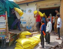 यूरिया : मार्कफेड को सुबह एक रैक में मिली 3500 बैग, शाम को खाली हाथ लौटे किसान,
नैनो यूरिया की दे रहे घोल - image