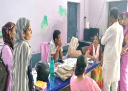 आंगनबाड़ी कार्यकर्ता व सहायिकाओं को देने थी 250 रुपए की मिठाई, बांटे केवल 500
ग्राम मिठाई के पैकेट - image