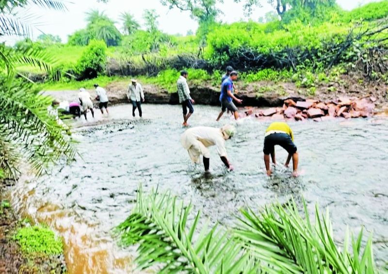 उल्लेखनीय है कि सडक़ जैसी मूलभूत सुविधाओं के नहीं होने के कारण ग्रामीणों ने इस विधानसभा एवं लोकसभा चुनाव में मतदान का बहिष्कार भी किया था। तब प्रशासन के आला अधिकारी गांव में पहुंचे थे।