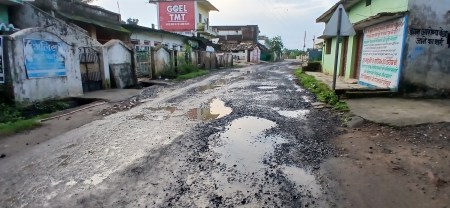 सडक़ में हुए बड़े गड्ढे, भरा बारिश का पानी