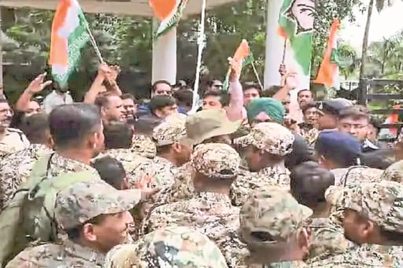 कांग्रेसियों ने मंत्री का काफिला घेरने की कोशिशें की (Photo source- Patrika)