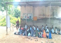 सकारात्मक पहल : नौनिहालों की पढ़ाई न हो बाधित, इसलिए ग्रामीणों ने टीनशेड लगाकर
की बैठने की व्यवस्था - image
