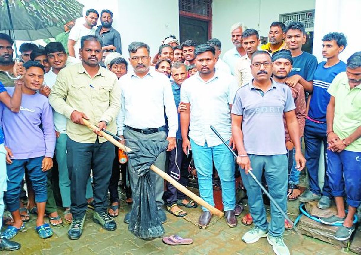 बाद में ग्रामीणों व रेंजर की समझाइश के उपरांत ग्रामीण रेस्क्यू को राजी हुए। इस पर टीम ने सांप का रेस्क्यू कर जंगल मे छोड़ा।