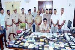 पुलिस ने एक करोड़ रुपए की कीमत के 421 मोबाइल बरामद कर परिवादियों को सौंपे - image
