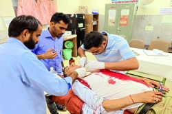 चाइनीज मांझे से कटा गला, 15 टांके आए - image