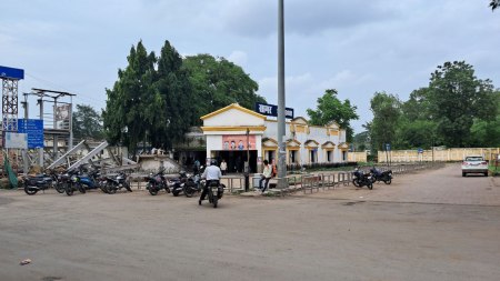 15 माह से रेलवे स्टेशन पर पार्किंग का ठेका चल रहा निरस्त