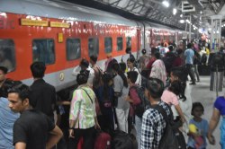 त्योहार की भीड़: ट्रेनों में नहीं मिल रही पैर रखने की जगह, लंबी दूरी की ट्रेनों
में समस्या ज्यादा - image