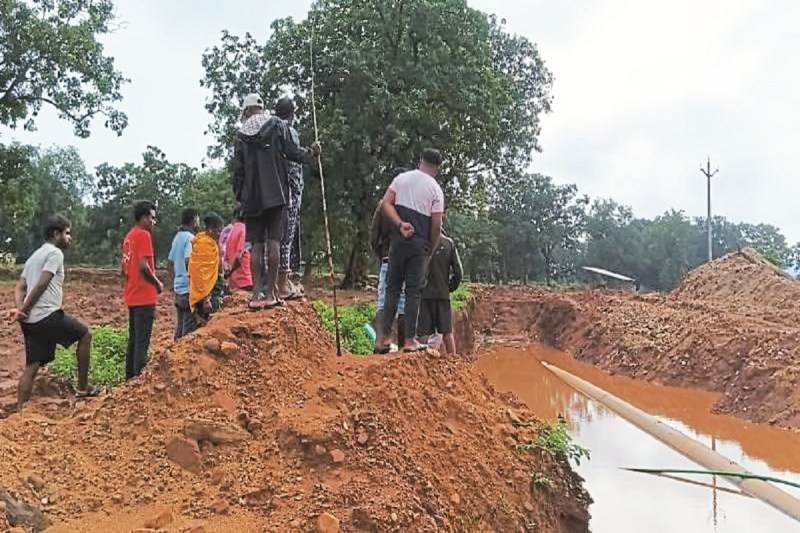 ग्रामीणों में पाइप लाइन को लेकर आक्रोश (Photo source- Patrika)