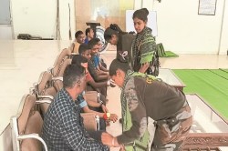 40 साल बाद समर्पित नक्सलियों की कलाई पर बंधा रक्षासूत्र, बस्तर फाइटर महिला
कमांडो ने निभाया भाई-बहन का रिश्ता - image