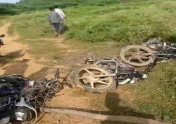 दबंगों ने पांच बीघा फसल की नष्ट, पांच बाइक तोड़ी, झोपड़ी में लगाई आग - image