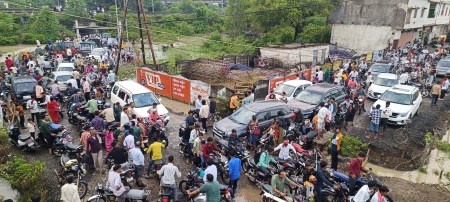 Water filled in Khimlasa underbridge, vehicles stuck for three hours, people troubled during festival