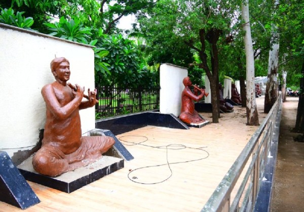 कलाकृतियाें को शरारती तत्वों ने किया क्षतिग्रस्त (फोटो सोर्स- पत्रिका)