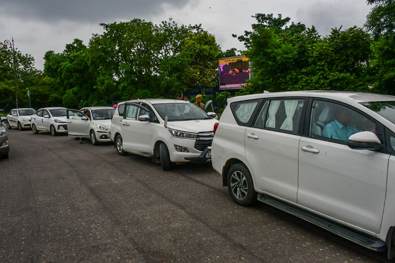 सफाई देखने निकले अधिकारी, उनके जाते ही मशीन हुई खराब, देखें तस्वीरें