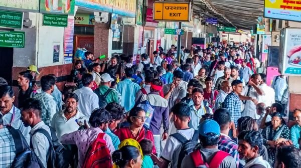 Croud at railway station 