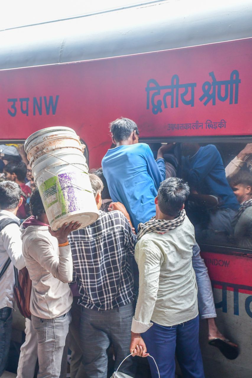 ट्रेन में राखी पर घर लौटने वालों की भीड़, देखें तस्वीरें