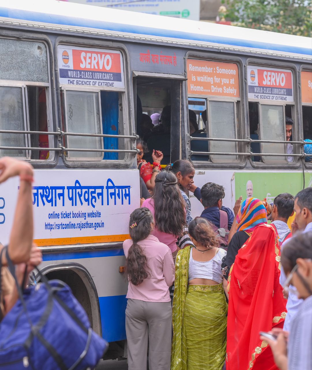 राखी पर बसों में भीड़, देखें तस्वीरें