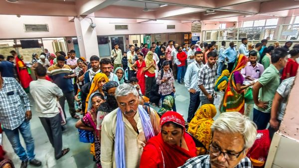 Sms hospital outdoor crowded 