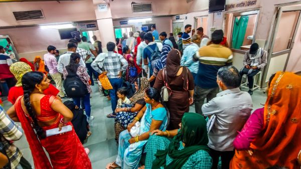 Sms hospital outdoor crowded 