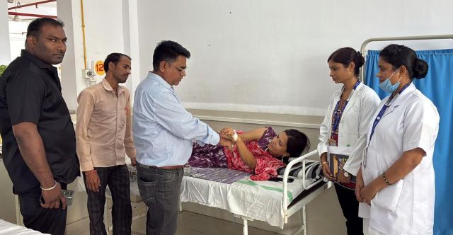  मेडिसिन विशेषज्ञ डॉ. रंजीत बड़ोले को बेड पर मरीज सपनालीभोरसे ने राखी बांधी