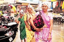 उदयपुर शहर में 10 और गोगुंदा में 90 मिमी हुई बारिश, महिलाएं सिर पर पॉलीथिन डालकर
निकलती दिखीं - image