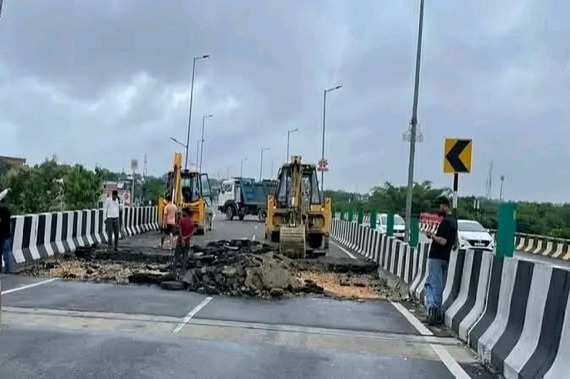 अयोध्या-लखनऊ हाईवे का 150 करोड़ का ओवरब्रिज 6 महीने में धंसा – विकास की पोल खुली फोटो सोर्स : Social Media