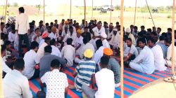 बाहरी लोगों को कार्य देने पर जताया विरोध, धरना-प्रदर्शन कर जताया रोष - image