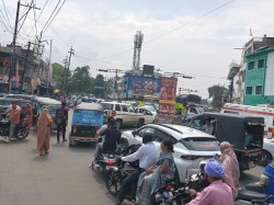 मकरोनिया चौराहा पर फिर लगा जाम, एम्बुलेंस को भी निकलने में लग गए 20 मिनट - image