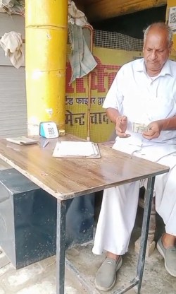 सरकारी केन्द्रों पर किसानों की लंबी लाइन, प्राईवेट दुकानों पर ब्लैक में मिल रहा
खाद - image