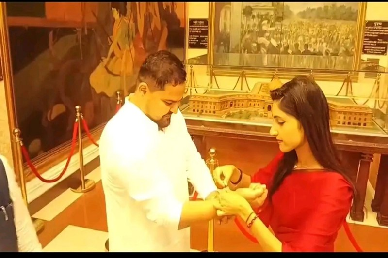 उत्तर प्रदेश विधानसभा में राखी का अनोखा दृश्य, राजनीति से ऊपर उठकर बंधा भाई-बहन का रिश्ता फोटो सोर्स : Social Media