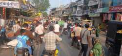 चौराहों पर अतिक्रमण की भरमार-डेढ़ दशक से नहीं मिला समाधान, - image