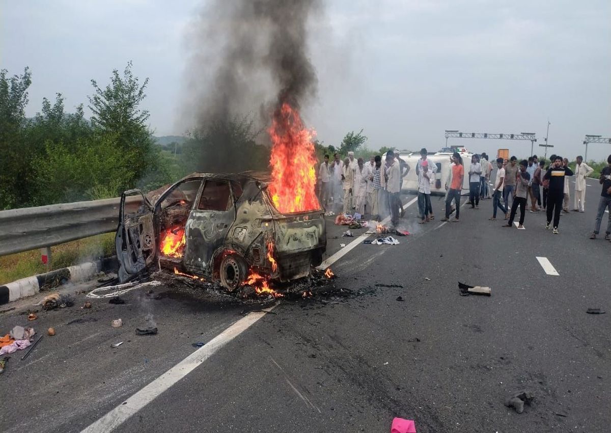 दिल्ली-मुंबई सुपर एक्सप्रेस-वे पर कार में लगी आग, 3 लाख की नकदी व सोने के जेवर
राख