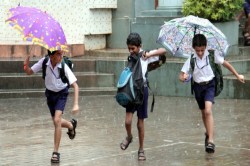 School Holidays: मूसलाधार बारिश का कहर: आठ जिलों में स्कूल बंद, मौसम विभाग का
अलर्ट जारी - image