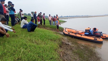 मंगलवार को नहाते समय गहरे पानी में चले जाने से बह गए थे युवक