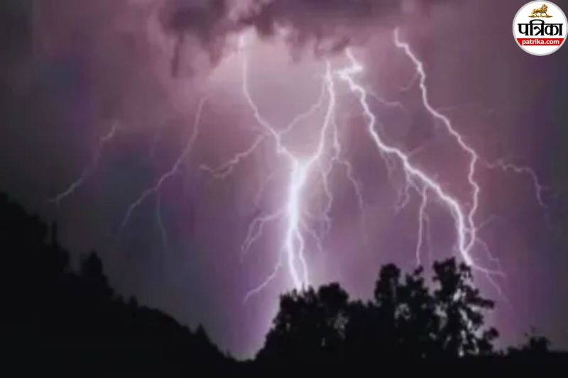 CG Sky Lighting: आकाशीय बिजली का कहर, घर जा रहे युवक की मौत